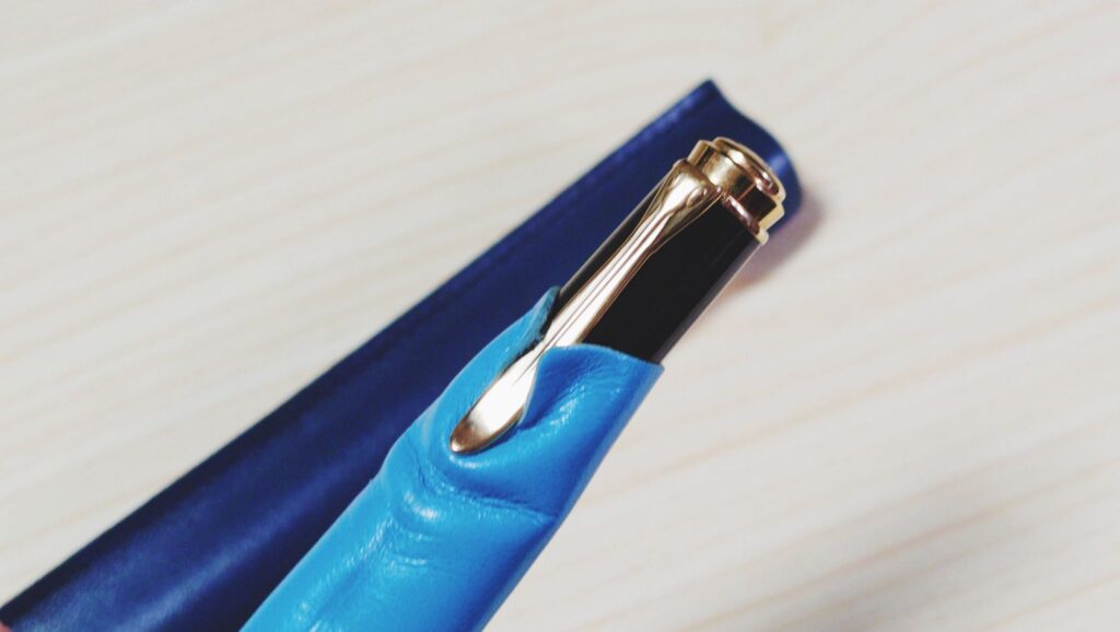 dünn one pencoverにペンを差し込む様子